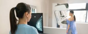 ماموگرافی برای معاینه سینه‌ها انجام می‌شود.