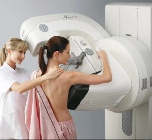 ماموگرافی از طریق اشعه ایکس انجام می‌شود.